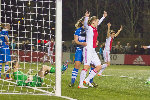 0402ajaxvrouwen-pec0