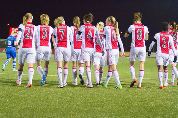 0402ajaxvrouwen-pec2