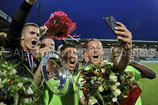 0510ajaxa1-psva1_selfieschaal