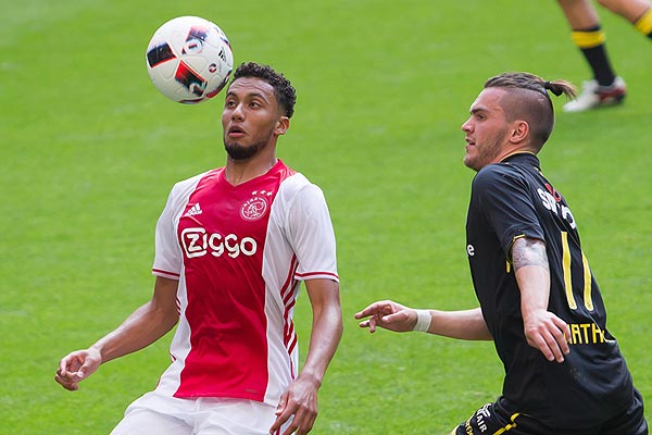 Ajax gaat transfermarkt op voor vervanger Riedewald