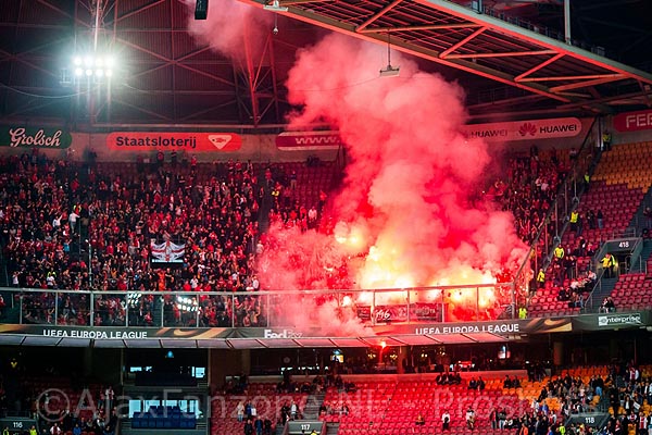 Fakkelgooiers worden opgespoord door Ajax en Standard, ook toiletbrand in Arena
