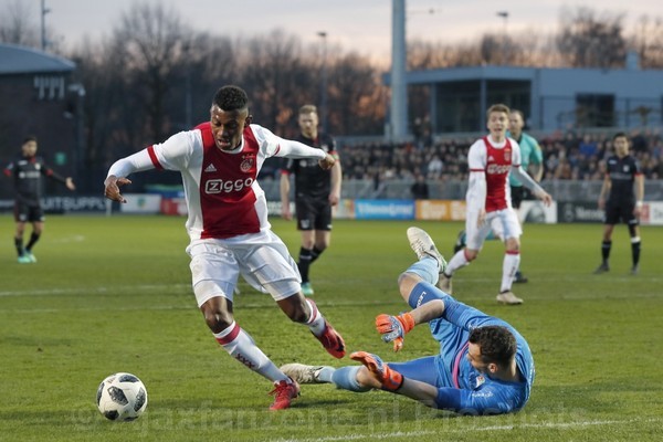 Jong Ajax verslaat NEC en mag blijven dromen van kampioenschap
