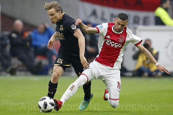 Ajax verzekert zich van 2e plaats na 3-0 winst op AZ