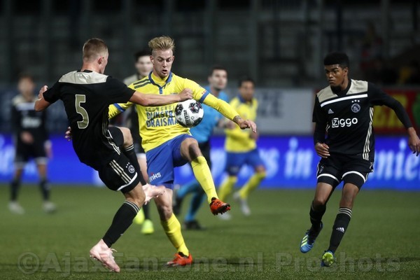 Jong Ajax loopt opnieuw averij op en verliest met 2-1 van Cambuur