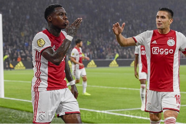 Ajax wint met 5-0 van Fortuna; Hattrick Quincy Promes