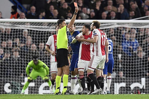 Krankzinnig gelijkspel Ajax bij Chelsea: 4-4