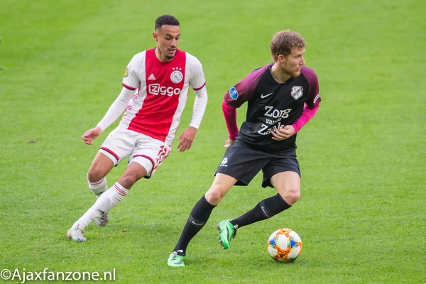 Mazraoui scoort en valt uit bij Marokko, ernst blessure nog onduidelijk