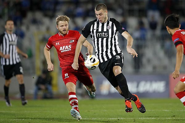 VI: 'Ajax aast op Servische verdediger Pavlovic(18)'