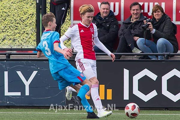 Ajax-spits Rijkhoff maakt hattrick bij winnend Oranje O15