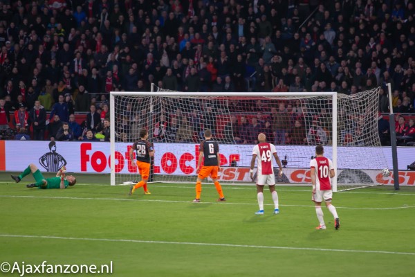 Ajax wint van PSV maar krijgt drie extra blessures (incl foto's)