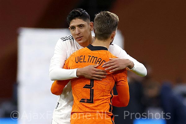 Zwak Oranje onderuit tegen Mexico van Álvarez