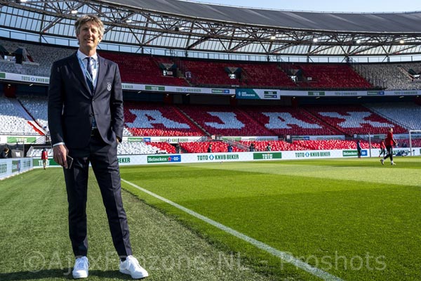 Edwin van der Sar vertrekt bij Ajax