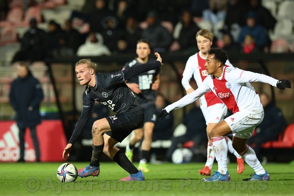Jong Ajax verslikt zich in Almere City: 1-3 (Incl foto's)