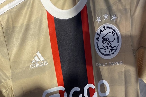 Derde Ajax-shirt lekt uit, zandkleur met veel details
