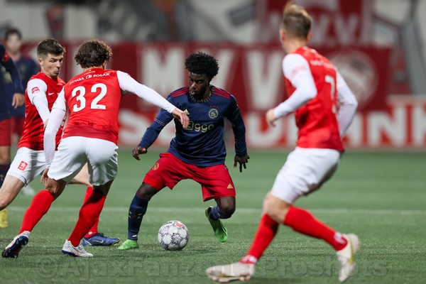 Jong Ajax flink onderuit tegen MVV: 4-1