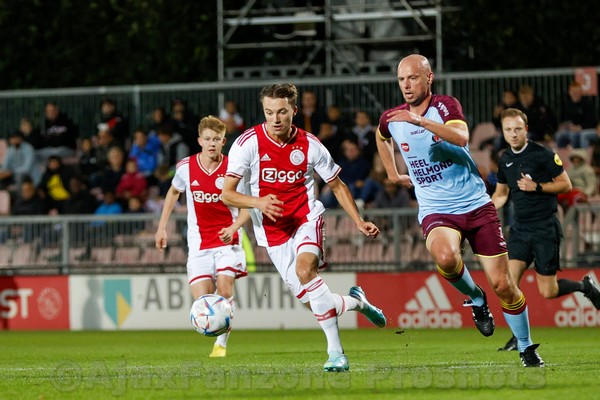 Jong Ajax verliest van Helmond Sport: 0-1