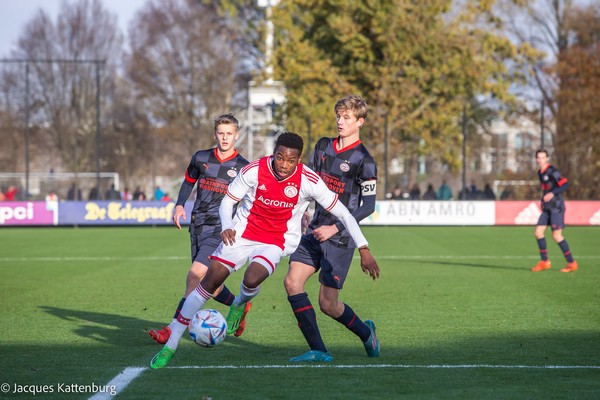 Ajax O18 nipt onderuit tegen PSV O18: 1-2 (Incl foto's)