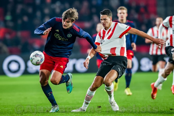 Jong Ajax speelt gelijk tegen Jong PSV: 2-2