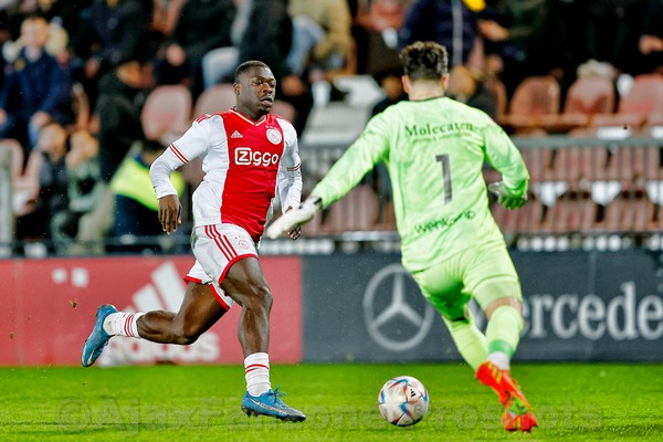 Jong Ajax speelt gelijk tegen koploper PEC Zwolle: 0-0
