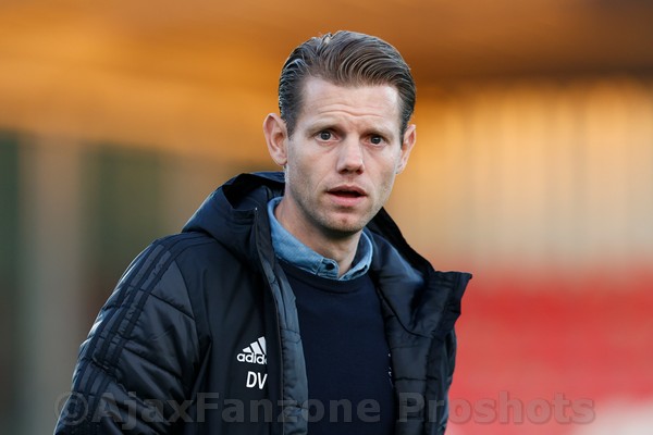 Dave Vos maakt het seizoen af als hoofdtrainer van Jong Ajax