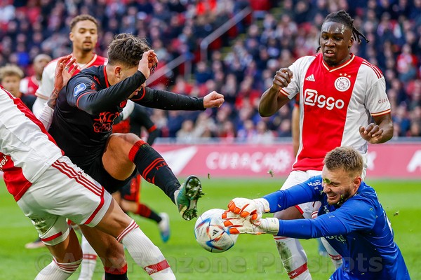 Ajax boekt moeizame zege op NEC: 1-0