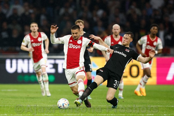 Ajax en AZ komen niet tot scoren in vermakelijke topper, PSV lachende derde (Incl foto's)