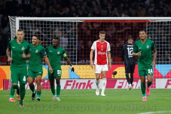 Onthutsend zwak Ajax verliest van Ludogorets maar bereikt groepsfase Europa League