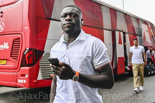 Opnieuw misdragingen Twente-fans na afloop bij spelersbus Ajax