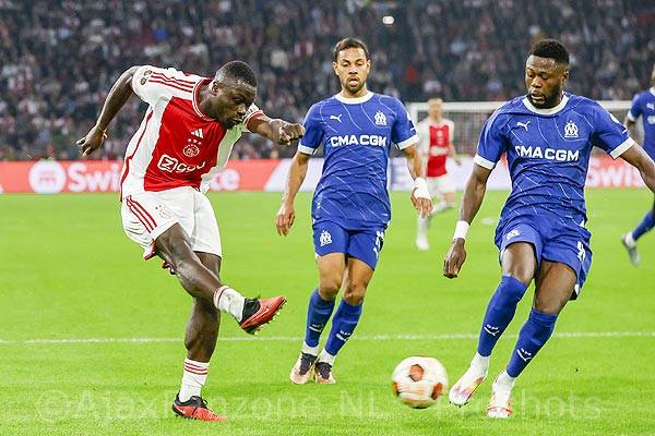 Ajax geeft zege in spektakelstuk tegen Marseille uit handen: 3-3