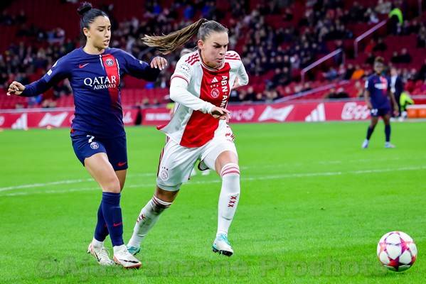 Ajax Vrouwen stunten door Paris Saint Germain te verslaan