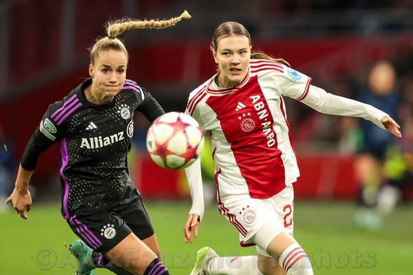 Ajax Vrouwen verslaan Bayern Munchen met 1-0 (Incl foto's)