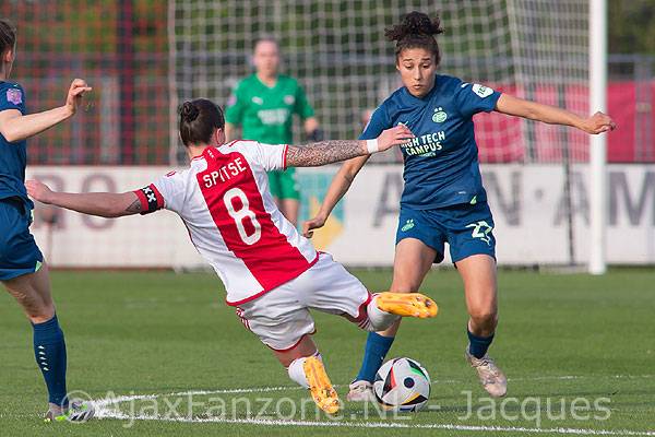 Ajax Vrouwen maken nog kleine kans op kampioenschap na overwinning op PSV (Incl fotoverslag)