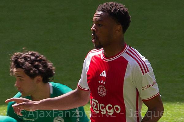 'Akpom vertrekt zeker bij Ajax na tweeluik met FK Vojvodina; Weghorst beoogde opvolger'