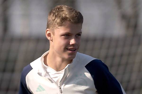 Ajax troeft PSV af en legt toptalent Sean Steur voor drie jaar vast