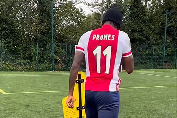 Oud PSV-er Madueke traint in Ajax-shirt met opvallende naam