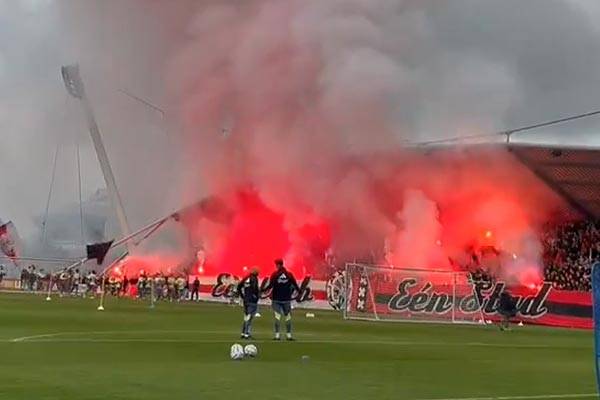 Beelden: Supporters zwaaien spelers massaal uit tijdens laatste training voorafgaand aan Klassieker