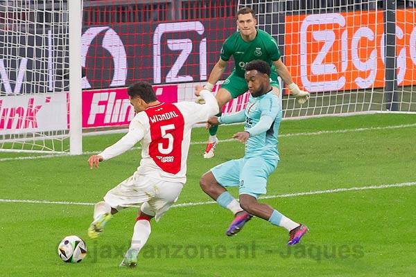 Ajax zonder te schitteren probleemloos langs Almere City (Incl fotoverslag)