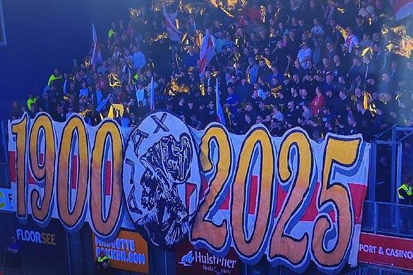 Ajax boekt ook tegen Zwolle benauwde zege en zet PSV weer op acht punten