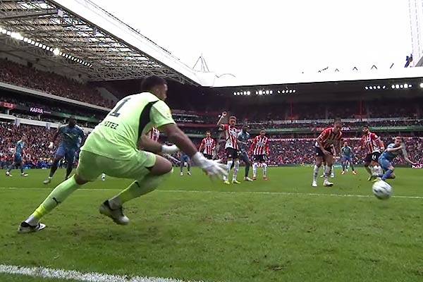 Ajax wint in Eindhoven en zet PSV weer op negen punten